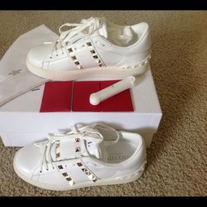 Valentino Garavani
Rockstud-embellished sneakers